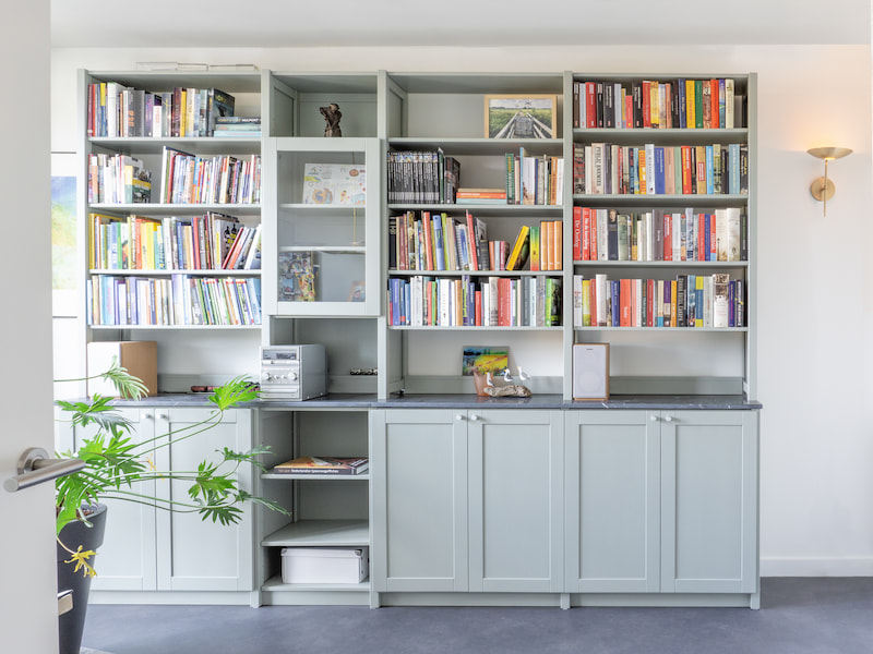 Een Lundia boekenkast op maat met marmerenblad in een woonkamer