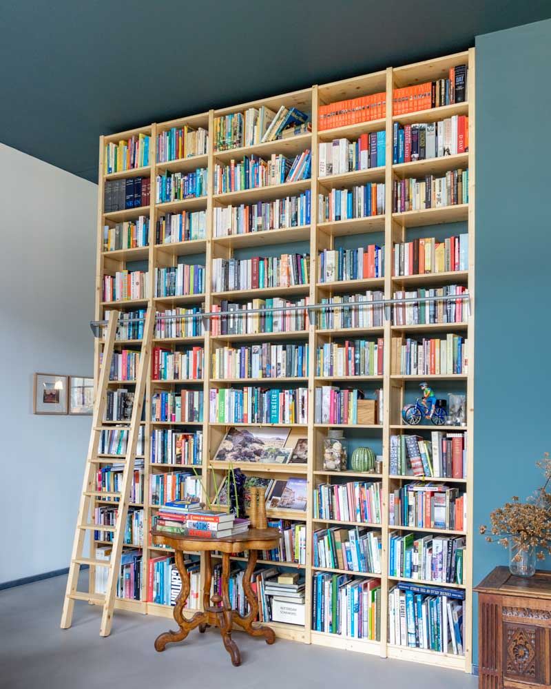 Hoge lundia boekenkast tot aan het plafond