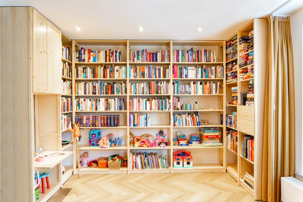 Lundia boekenkast met schappen, laden en bureau