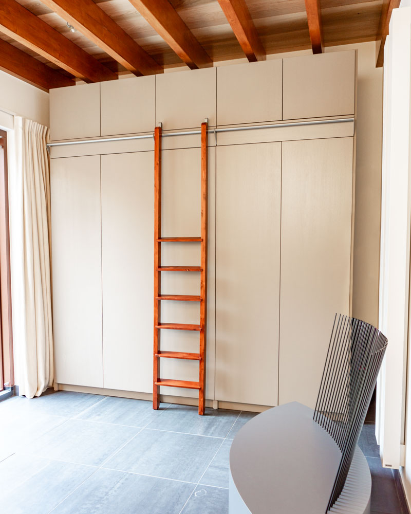 Lundia kast met rode trap