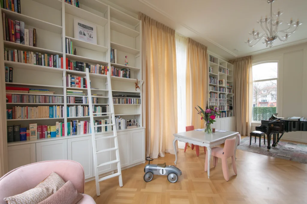 Witte lundia woonkamer kastenwanden met boekenkast trap
